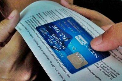 Arroyo encabez� la entrega de las primeras 560.000 tarjetas AlimentAR