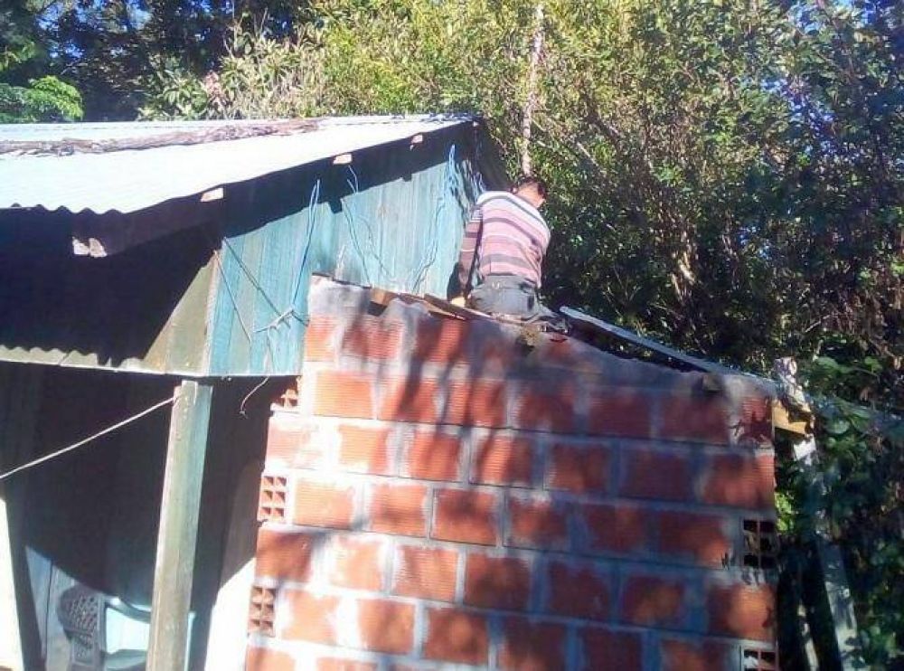 Santo Pip: militantes del PAyS, Evita y vecinos construyeron bao instalado a dos abuelos