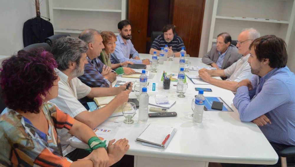 Kicillof los convocar� a paritarias y los m�dicos se fueron conformes del primer mano a mano con la gesti�n