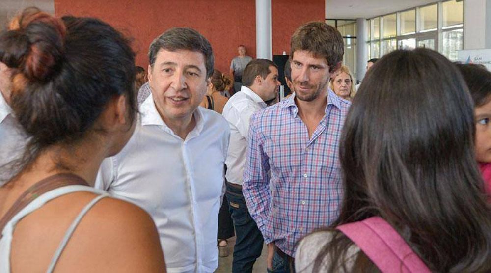 Juan Andreotti y Daniel Arroyo en la entrega de Tarjetas Alimentarias en San Fernando