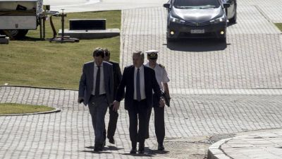 La venta de pasajes se desplom� 40% en enero y golpea a Aerol�neas Argentinas