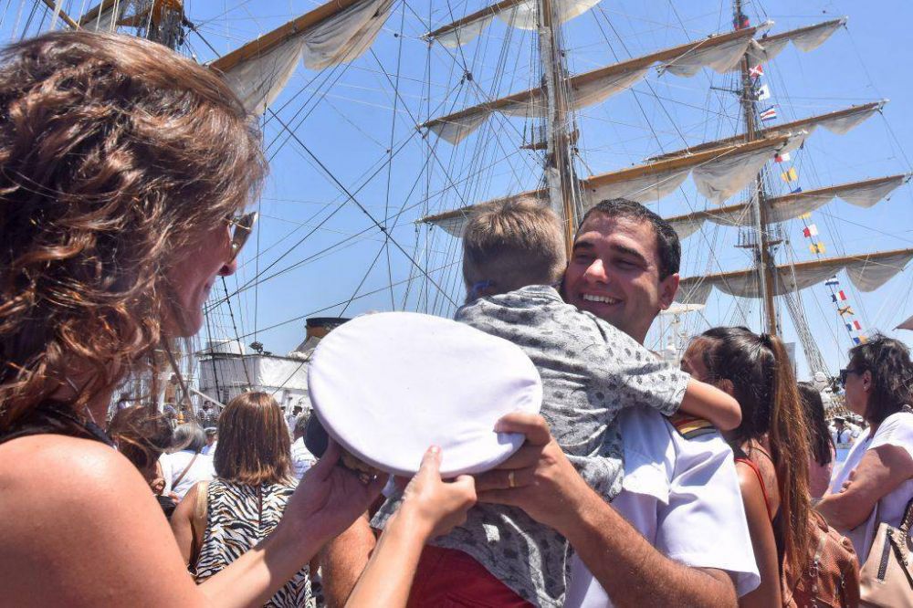 La Fragata Libertad amarr en Mar del Plata con msica, banderas y la emocin del reencuentro tras un largo viaje