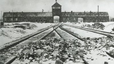 Juan Pablo II, Benedicto XVI y Francisco en Auschwitz y Birkenau
