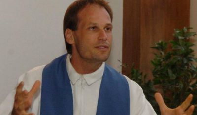 Así es el nuevo secretario particular del Papa: el joven y actual sacerdote uruguayo Gonzalo Aemilius
