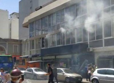 Se incendi� un dep�sito de Rossi Rossi en la peatonal y evacuaron un edificio