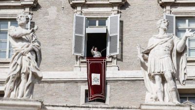 �ngelus: Miles de personas aplauden a los consagrados con el Papa