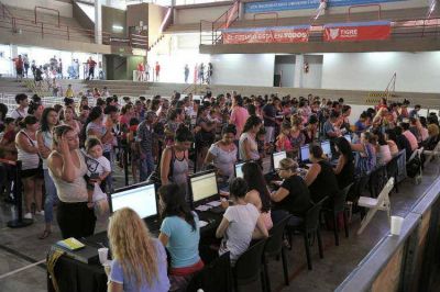 Comenz� en Tigre la entrega de tarjetas AlimentAR