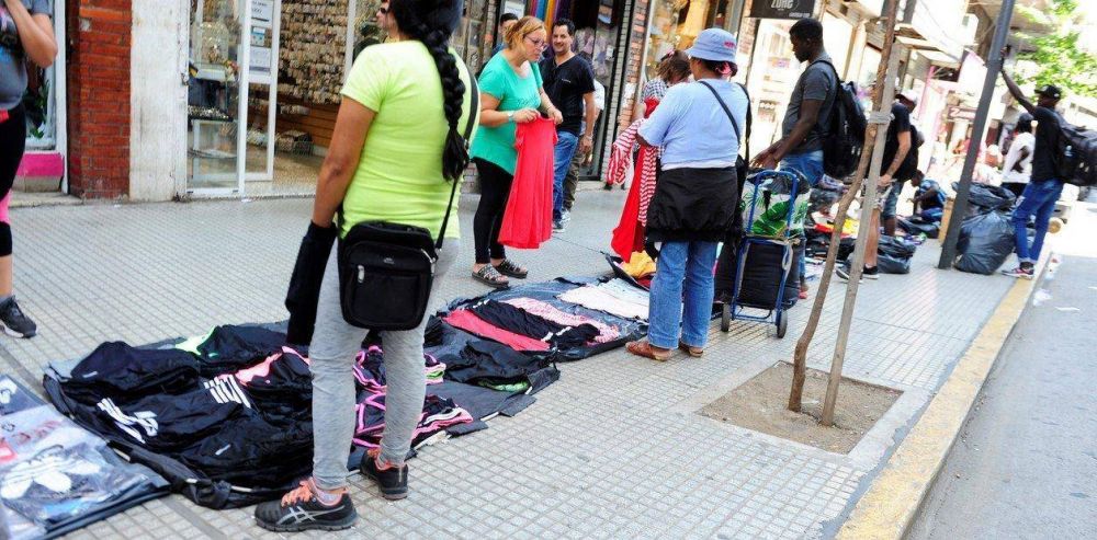 Aunque tienen menos puestos estticos, volvieron las denuncias por manteros en Once
