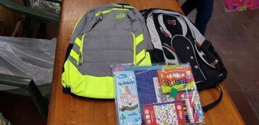 El STIHMPRA entregar tiles escolares y mochilas