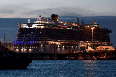 Un crucero en cuarentena: 3.700 pasajeros varados, 10 de ellos con coronavirus