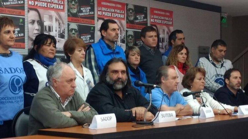 Los gremios docentes bonaerenses cuestionaron la postergaci�n del aumento que dispuso Axel Kicillof