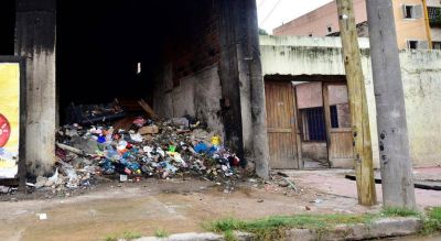 A pocas cuadras del Centro, un edificio abandonado se convirti� en un basural