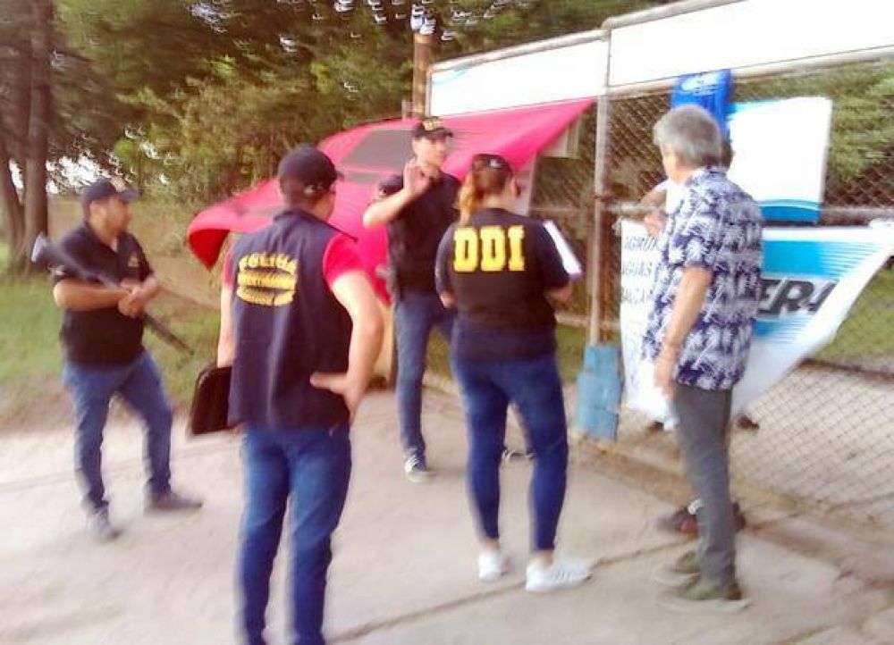 Denuncian amedrentamiento de policas de la DDI por reclamo obrero en Aguas de Balcarce