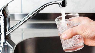Merlo: Fallo judicial contundente dictamin� que AySA contamina y deber� suministrar agua envasada en ese distrito