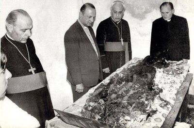 Entre milagros y hechos sobrenaturales, la mujer que exhuma los cad�veres de los santos: �Somos los abogados del diablo�