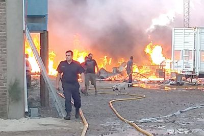 Luego del incendio en la firma Reciclad, la empresa retoma las actividades laborales