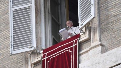 �ngelus del Papa: Iglesia llamada a prolongar en la historia la presencia de Cristo