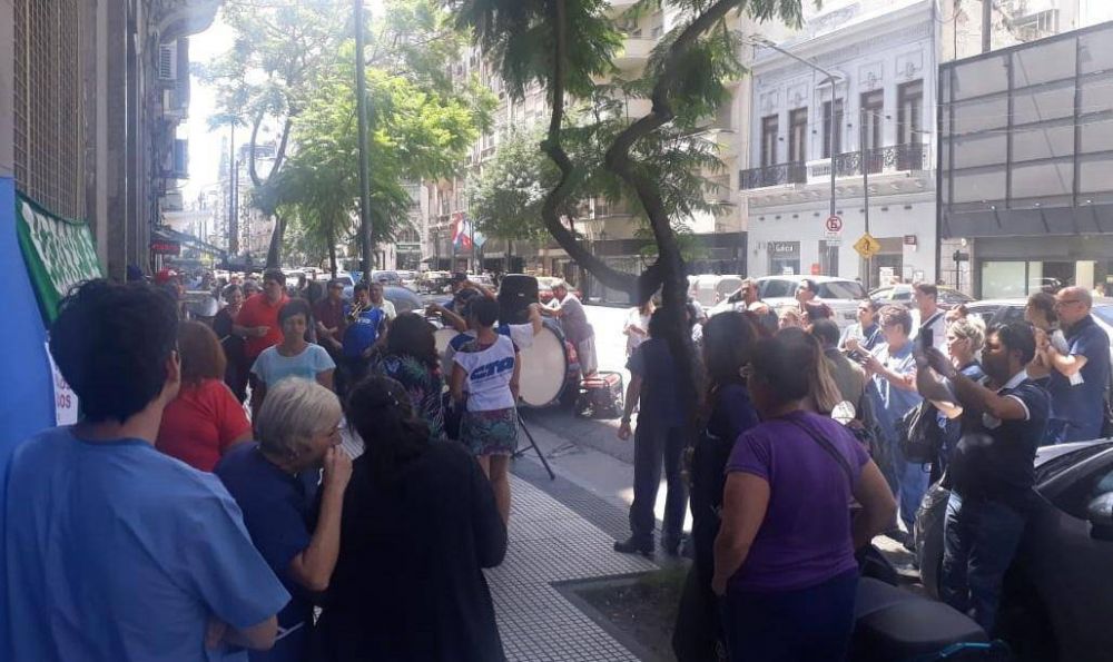 Gremio de la Osplad march hacia Trabajo en demanda del cobro de salarios adeudados