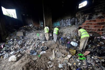 Basural en un edificio: la limpieza lleva tres d�as de trabajo, con 15 camiones