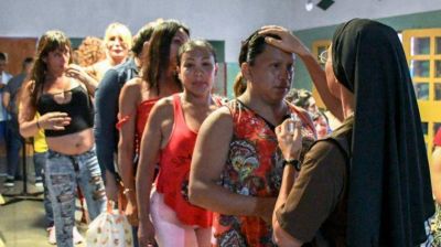 Las charlas secretas del Papa Francisco con una monja rebelde que ayuda a mujeres trans