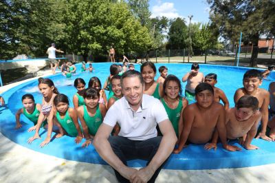 Fernando Gray entreg� kits a chicos de la colonia de verano