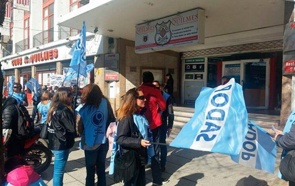 Maestros privados marplatenses denuncian la falta de pago de los salarios del Colegio del Quilmes