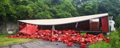 Volc� un cami�n de gaseosas en la subida a Villa Nougu�s: paso bloqueado