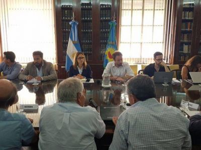 Primer rev�s para el gobierno en la paritaria: ofreci� dos bonos, pero los estatales dijeron que no
