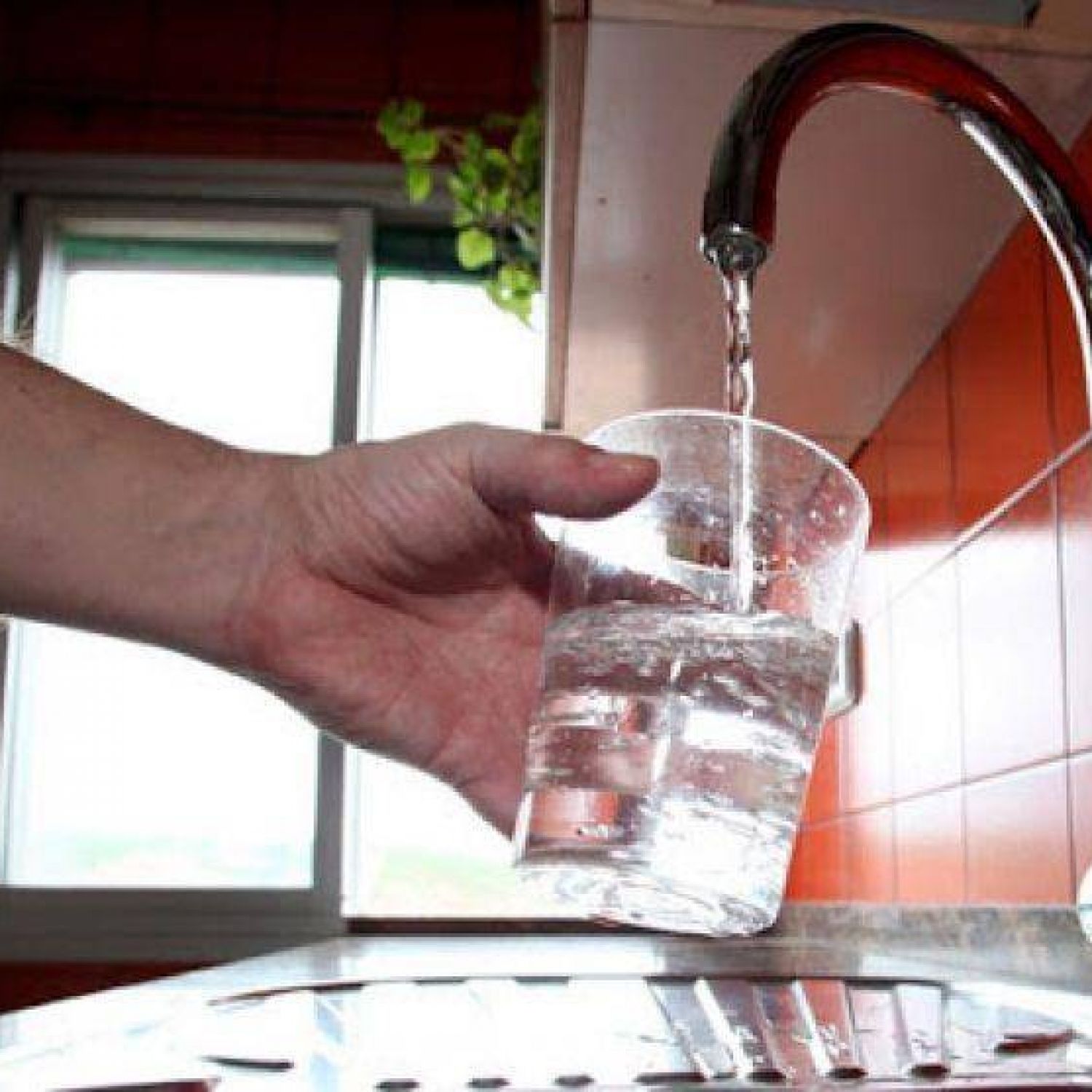 Питьевая вода из под крана. Чистая вода из крана. Кран с водой. Питьевая вода из под крана. Плохая вода в кране.