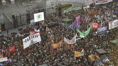 Masiva movilizaci�n frente al Congreso en reclamo por el aborto legal