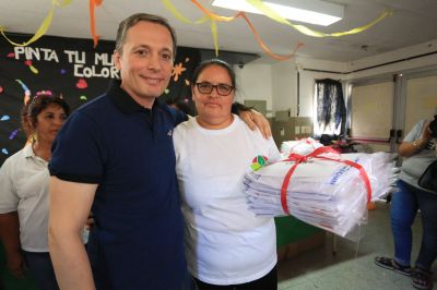 Gray entrego guardapolvos a vecinos de Echeverr�a
