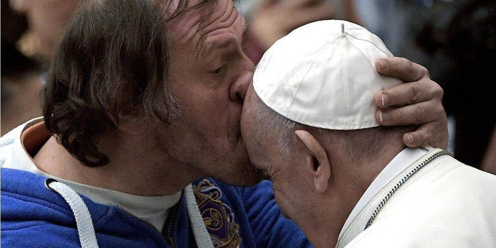 El hombre que bes la frente del Papa dice que la Virgen lo cur en Lourdes