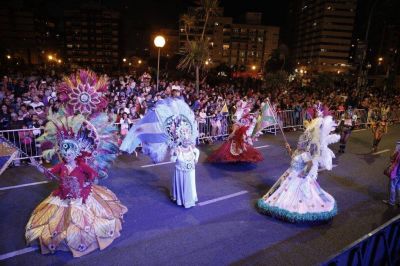 Al ritmo de las murgas y comparsas se disfruta el �Corso Central� en Plaza Espa�a