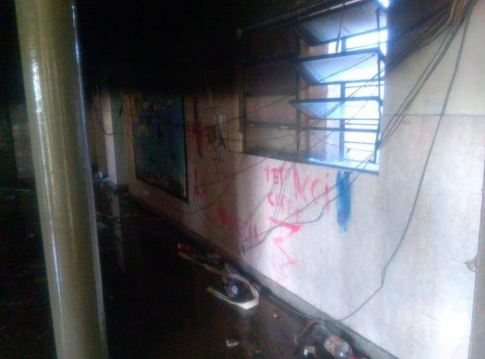 Incendio intencional y destrozos en una escuela