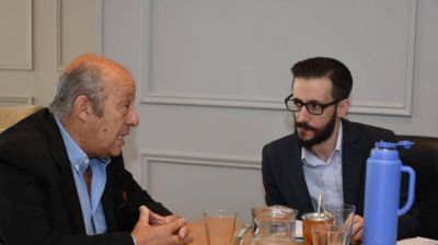 Desag�es, defensa de erosi�n costera y un estadio: los pedidos de Paredi