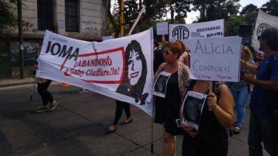Marcha a IOMA a dos a�os del fallecimiento de Gaby Ciuffarella