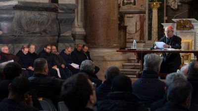 El Papa: no sean sacerdotes aislados, vivan en comuni�n con la gente