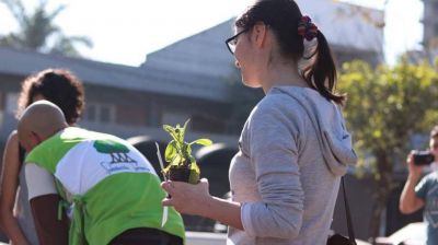En barrio sur, cambiar�n residuos por plantines y productos reciclados