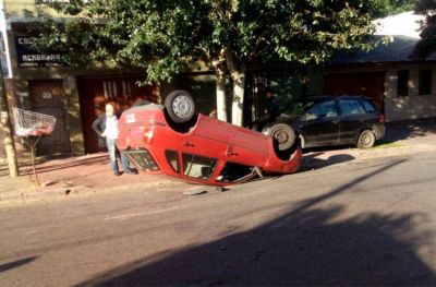 El ex intendente Carlos Arroyo choc� y volc� en el barrio Bernardino Rivadavia