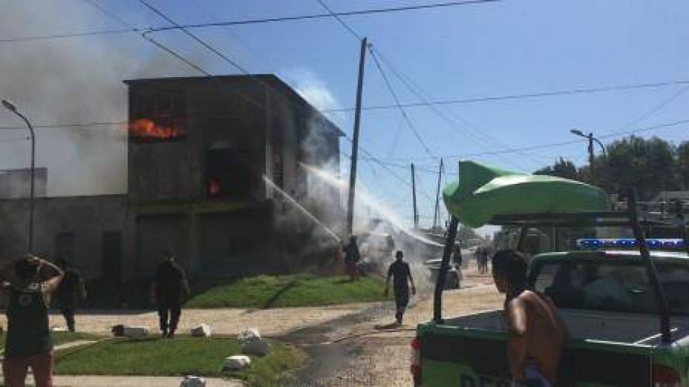Incendio fatal: Murieron dos personas calcinadas y hay dos menores y su madre internados