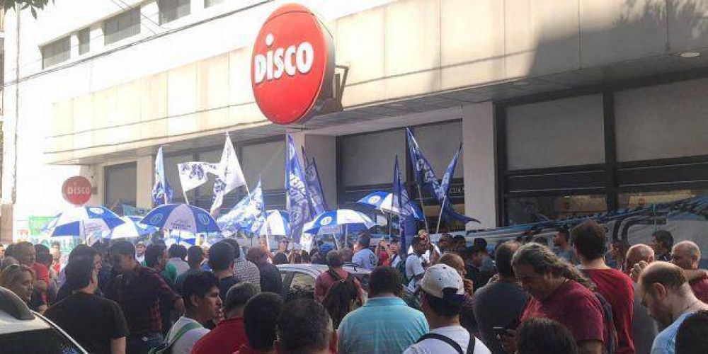 Reclamos y medidas de fuerza en la sucursal Flores del supermercado Disco por despidos de delegados sindicales
