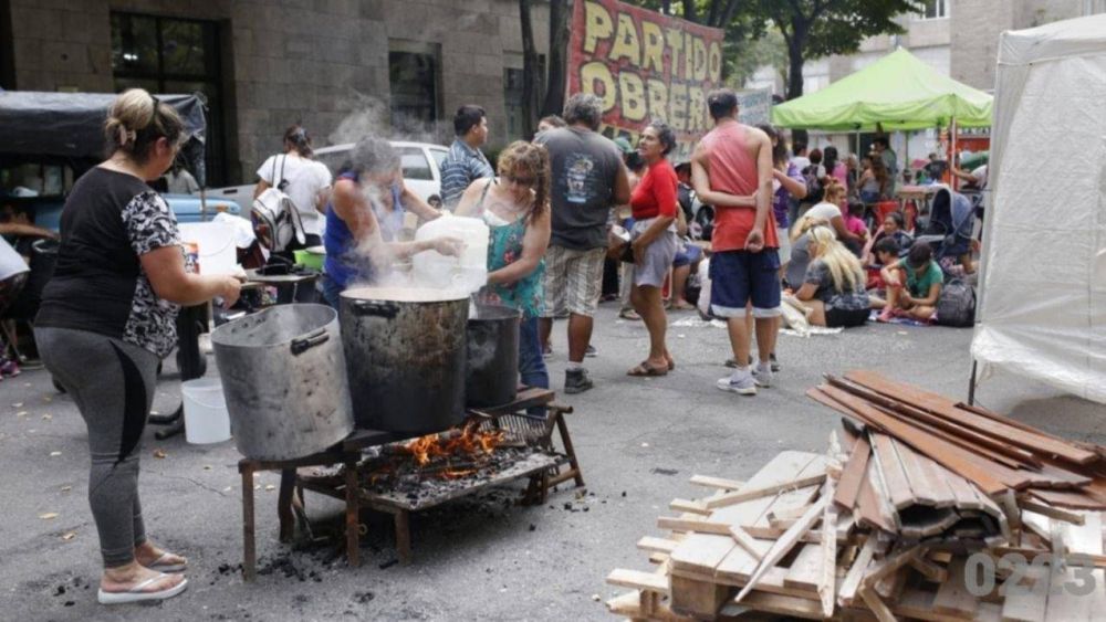 Sin respuestas del Ejecutivo, persiste el acampe frente al Municipio