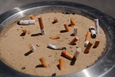 Podr�an multar a quienes arrojen colillas de cigarrillos a la v�a p�blica