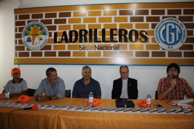 Gerardo Mart�nez y Luis C�ceres encabezaron la presentaci�n del nuevo Pasaporte Ladrillero