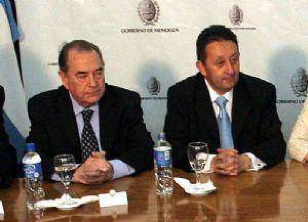 El gobernador de La Pampa admiti� que Jaque "les hace llegar agua"