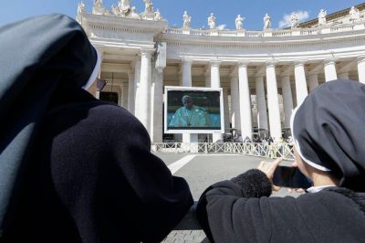 Coronavirus: tras un Angelus por streaming, el Papa se asom� y salud� a los fieles