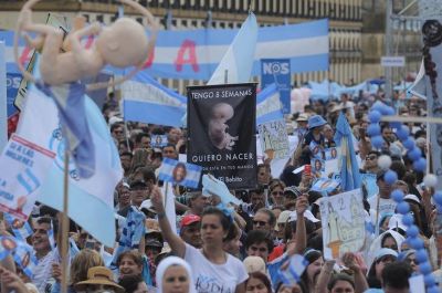Aborto legal: mientras afina el proyecto, el gobierno evita confrontar con la Iglesia
