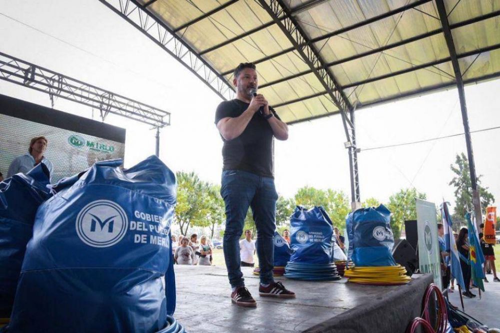 Entregaron kits deportivos en escuelas de Merlo