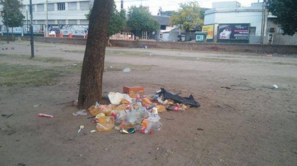 Vecinos de Parque Las Heras indignados por la basura