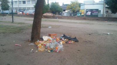 Vecinos de Parque Las Heras indignados por la basura